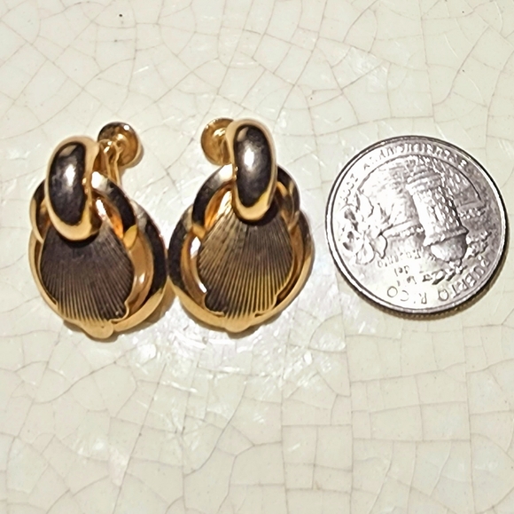 Mid century faded gold doorknocker shell motif screw back earrings - Picture 3 of 7